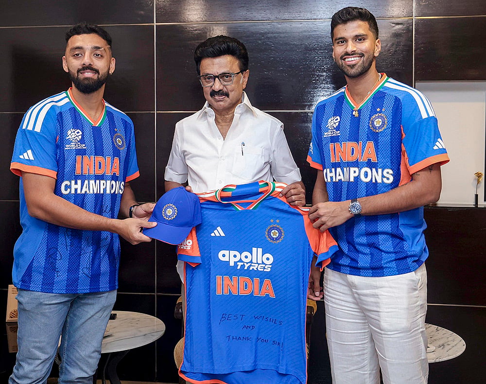 MK Stalin meets cricketers in Chennai