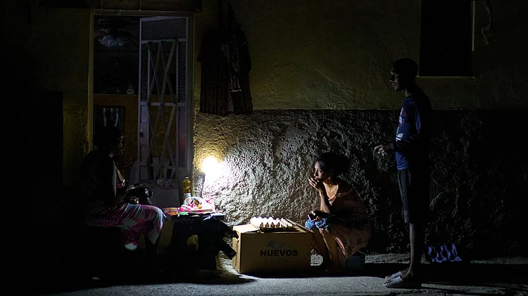 The proposal comes amid deepening energy shortages that have crippled Cuba's power sector, healthcare system, and basic civic functions. - Photo: AP
