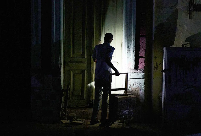 A man enters his building during a blackout in Havana, Monday, March 16, 2026. - | Photo: AP/Ramon Espinosa
