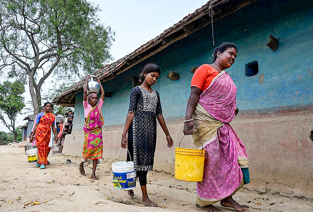 Women enroute to collect drinking water: Malda