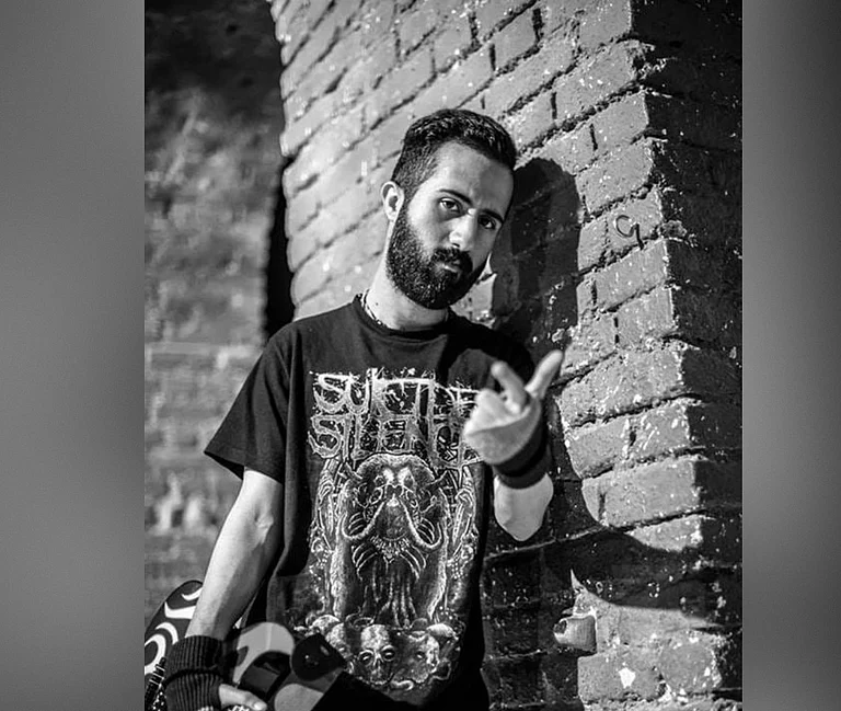 Jailed for dissent, Iranian singer Nikan Khosravi talks about his time in jail, the anti-war and anti-regime environment in Iran and the hope for change. - Confess
