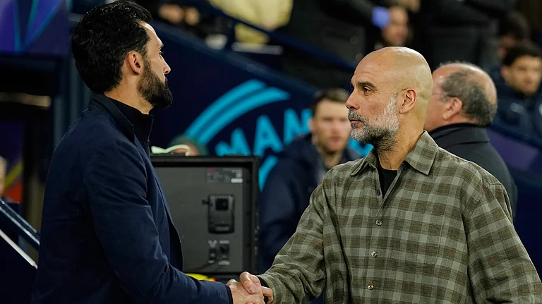 Real Madrid's head coach Alvaro Arbeloa shakes hands with Manchester City's head coach Pep Guardiola ahead of the Champions League round of 16 second leg soccer match between Manchester City and Real Madrid in Manchester, Tuesday, March 17, 2026. - | Photo: AP/Dave Thompson