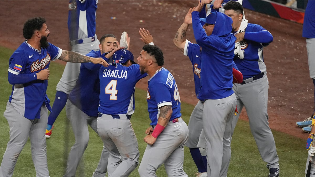 | Photo: AP/Lynne Sladky : Venezuela Javier Sanoja (4) scores on a double by Eugenio Suárez during the ninth inning in the championship game of the World Baseball Classic against the United States, Tuesday, March 17, 2026, in Miami.
