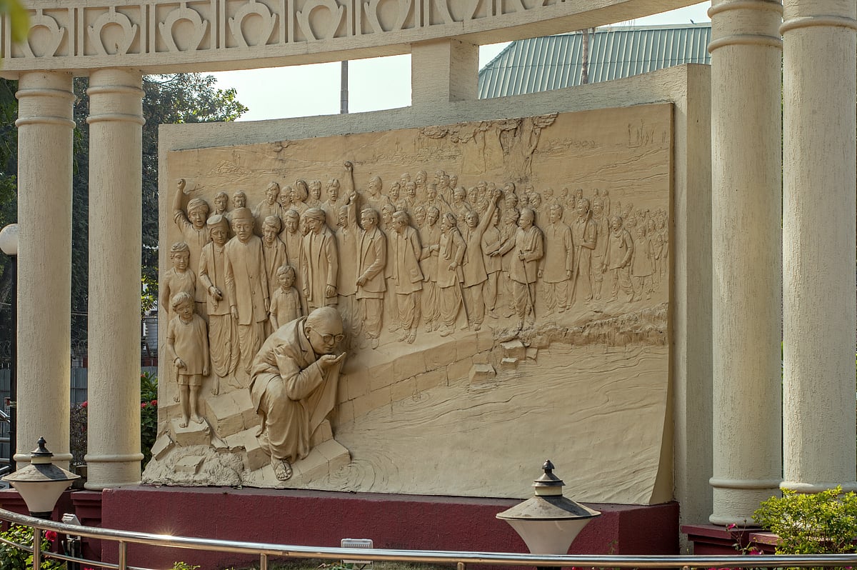 Shutterstock : A sculpture depicting the moment marking Mahad Satyagraha at the Chavdar Tale