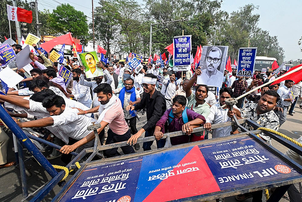 Patna University students detained during march to Raj Bhavan