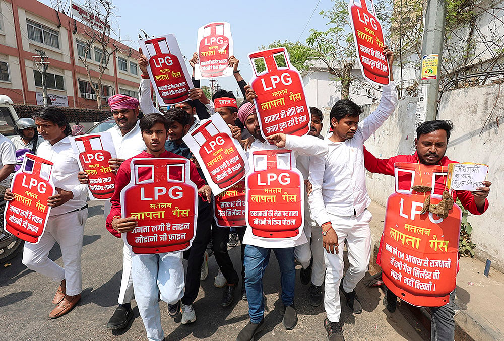 Samajwadi Party Chhatra Sabha members protest in Lucknow