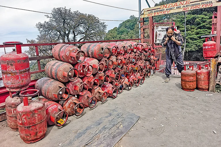 In the Hills: A worker carries an LPG cylinder for distribution in Shimla, Himachal Pradesh - | Photo: Imago