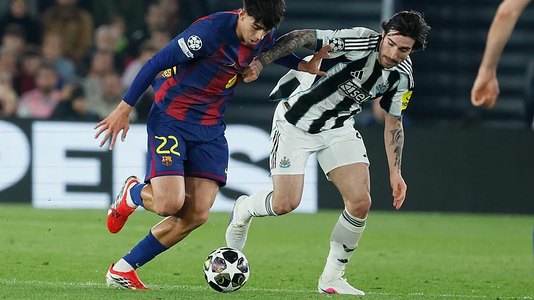 Newcastle's Sandro Tonali, right, tries to stop Barcelona's Marc Bernal during the Champions League round of 16, second leg soccer match between FC Barcelona and Newcastle United FC in Barcelona, Spain, Wednesday, March 18, 2026. - | Photo: AP/Joan Monfort