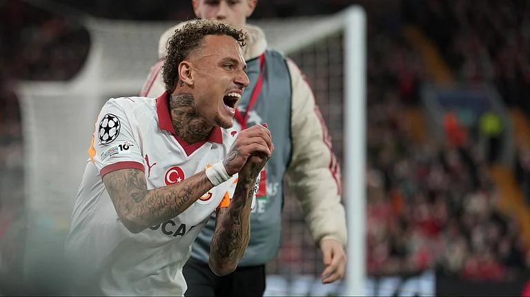 Galatasaray's Noa Lang reacts after sustaining an injury during the second leg of the Champions League round of 16 soccer match between Liverpool and Galatasaray, in Liverpool, England, Wednesday, March 18, 2026. - | Photo: AP/Jon Super