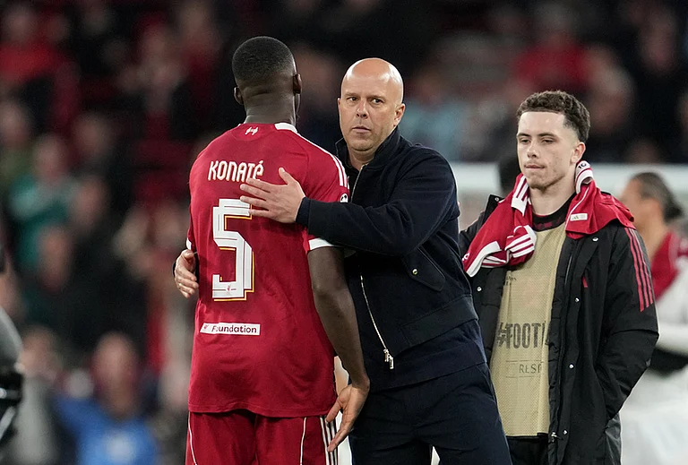 Liverpool's manager Arne Slot, center, celebrates with Liverpool's Ibrahima Konate at the end of the second leg of the Champions League round of 16 soccer match between Liverpool and Galatasaray, in Liverpool, England. - | Photo: AP/Jon Super