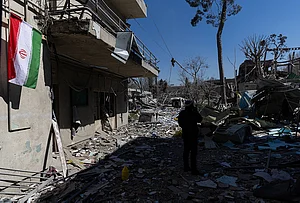 | Photo: IMAGO/Sobhan Farajvan : A police station and one of the judiciary buildings in Tehran's Grand Bazaar were heavily targeted and attacked.