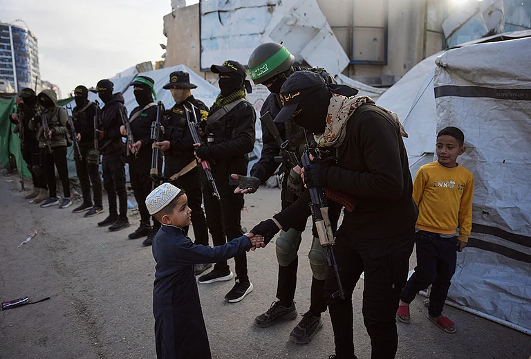 Palestinian militants from Hamas and Islamic Jihad greet people who gather for to Eid al-Fitr prayers in Gaza City, Friday, March 20, 2026. - | Photo: AP/Abdel Kareem Hana
