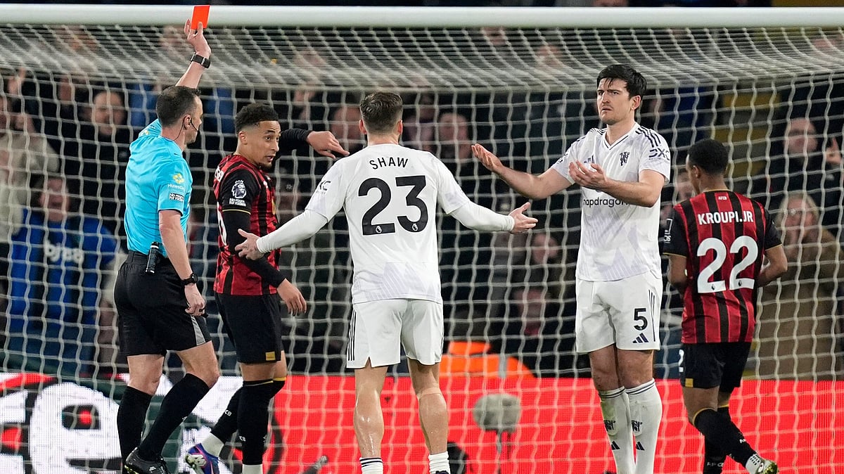| Photo: AP/Andrew Matthews : Manchester United's Harry Maguire is sent off during an English Premier League match against AFC Bournemouth, Friday, March 20, 2026, in Bournemouth, England. 