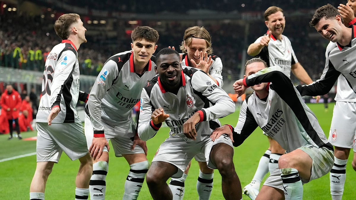 AC Milan's Youssouf Fofana, center, celebrates scoring his side's 3rd goal with teammates during the Serie A soccer match between AC Milan and Torino, in Milan, Italy, Saturday, March 21, 2026.  - | Photo: AP/Luca Bruno