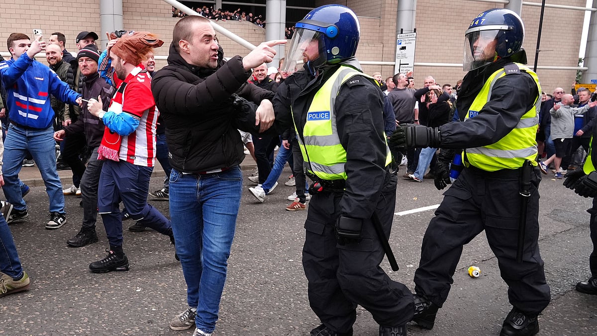 Sunderland fans clash with Newcastle United fans as police attempt to intervene before the Premier League match between Newcastle and Sunderland outside St James' Park, Newcastle upon Tyne, England, Sunday March 22, 2026.  - | Photo: AP/Owen Humphreys