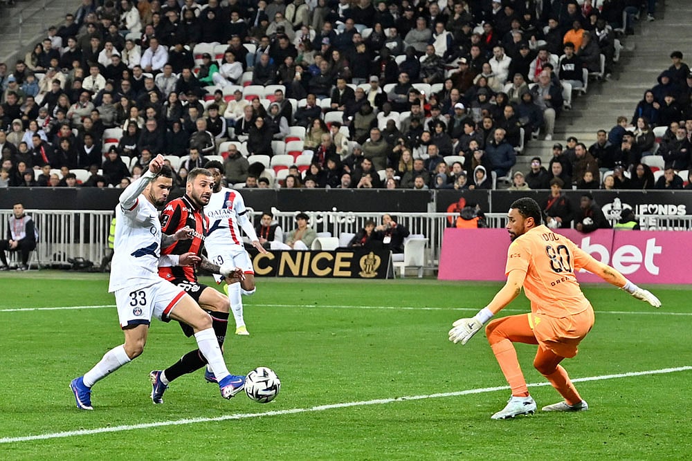PSG's Warren Zaire-Emery, left, scores his side's fourth goal during the French League One soccer match between Nice and Paris Saint-Germain in Nice, France. - | Photo: AP/Philippe Magoni