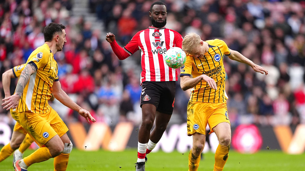 | Photo: AP/Owen Humphreys : Sunderland's Lutsharel Geertruida and Brighton and Hove Albion's Jan Paul van Hecke, right, fight for the ball during the Premier League match in Sunderland, England, Saturday March 14, 2026. 