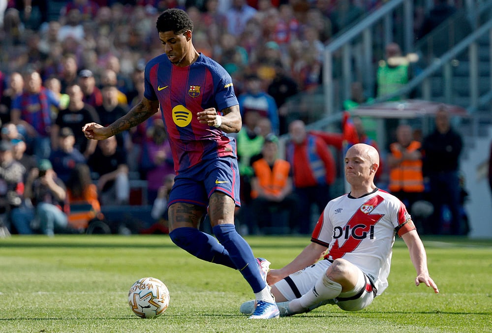 Barcelona's Marcus Rashford in action in front of Rayo's Isi Palazon during a La Liga soccer match between Barcelona and Rayo Vallecano in Barcelona, Spain. - | Photo: AP/Joan Monfort