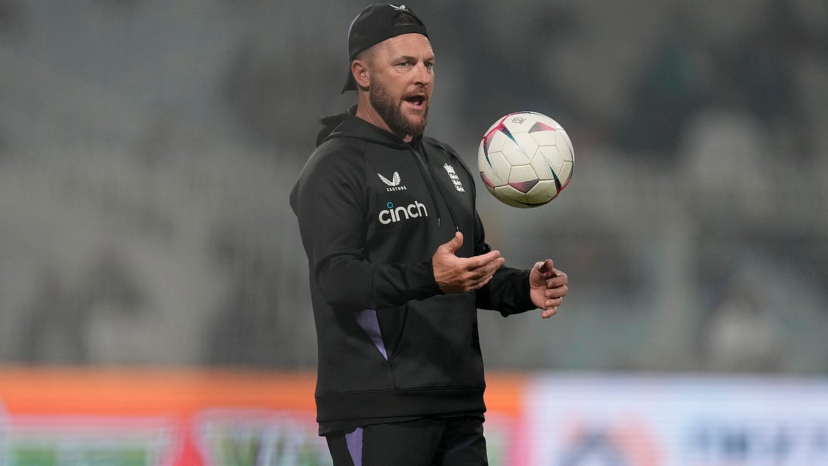 England head coach Brendon McCullum plays with a soccer ball before the start of the first T20 cricket match between India and England at Eden Gardens in Kolkata, India, Jan. 22, 2025.  - | Photo: AP/Bikas Das