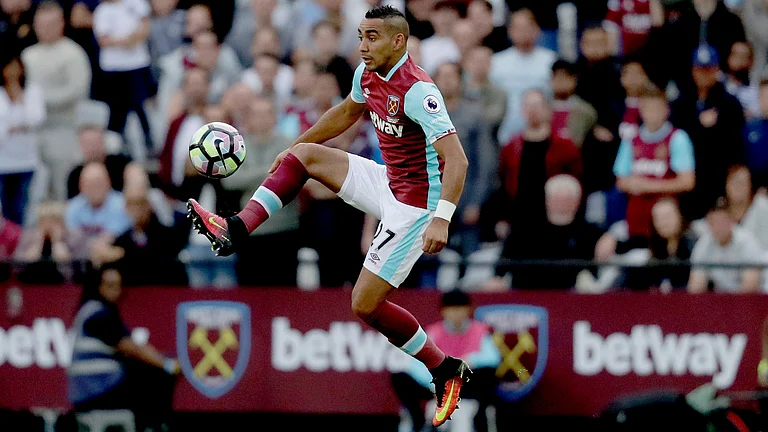 West Ham United's Dimitri Payet controls the ball during the English Premier League soccer match between West Ham and Southampton in London, on Sept. 25, 2016. - | Photo: AP/Matt Dunham