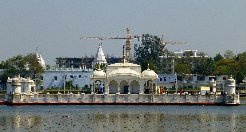 Jal Mandir Jain temple in Pawapuri, Bihar