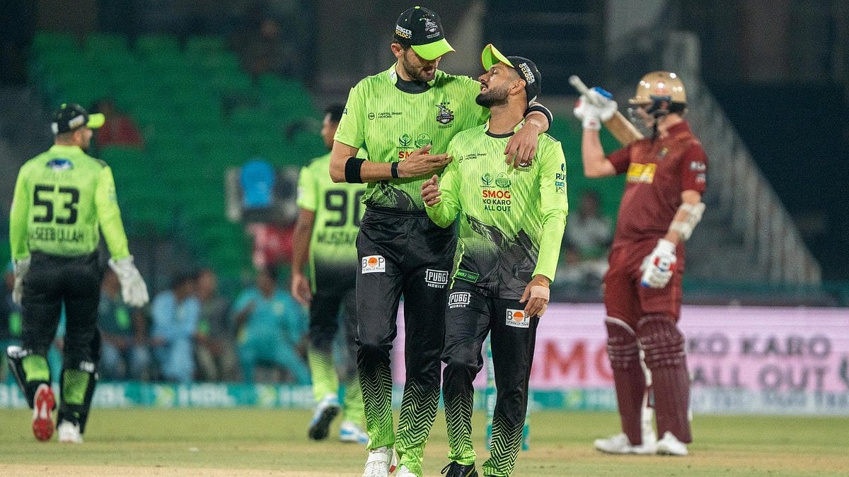 Shaheen Shah Afridi helping his Lahore Qalandar teammates during PSL 2026 clash against Hyderabad Kingsmen.  - thepslt20/x