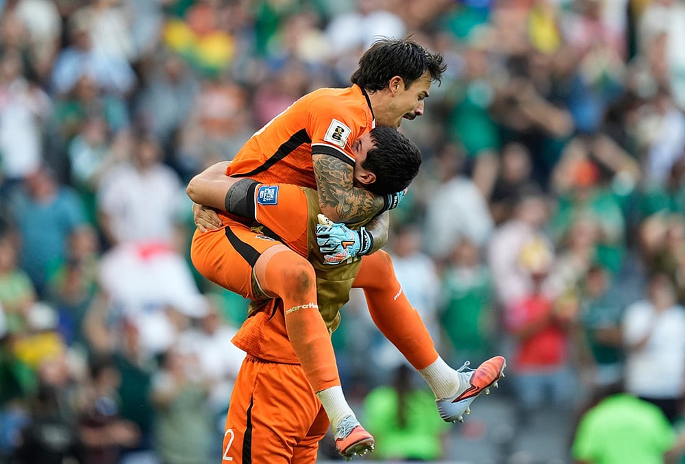 Bolivia's goalkeeper Guillermo Viscarra, top, and goalkeeper Carlos Lampe celebrate at the end of a World Cup playoff semifinal soccer match between Bolivia and Suriname in Monterrey, Mexico. - | Photo: AP/Fernando Llano