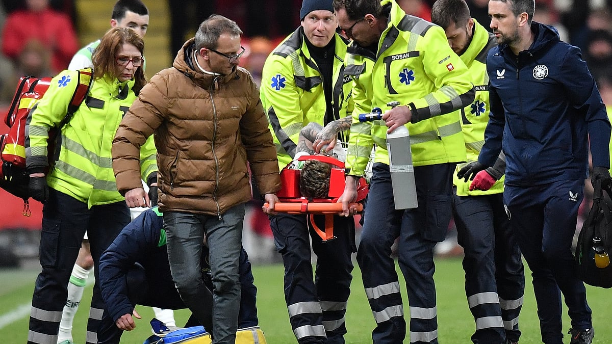 Medics carry Ireland's Sammie Szmodics during a World Cup playoff semifinal soccer match between the Czech Republic and Ireland in Prague, Czech Republic, Thursday, March 26, 2026.  - | Photo: AP/Vit Tcherny