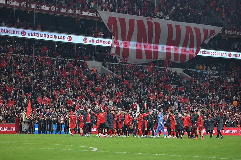 Turkey's players celebrate at the end of the 2026 World Cup playoff semifinal soccer match between Turkey and Romania, in Istanbul, Turkey. - | Photo: AP