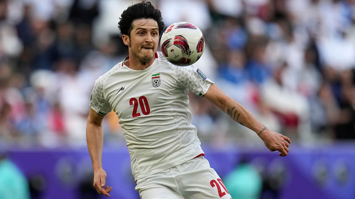 Iran's Sardar Azmoun controls the ball during the Asian Cup quarterfinal soccer match between Japan and Iran at Education City Stadium in Al Rayyan, Qatar, Saturday, Feb. 3, 2024. - | Photo: AP/Aijaz Rahi