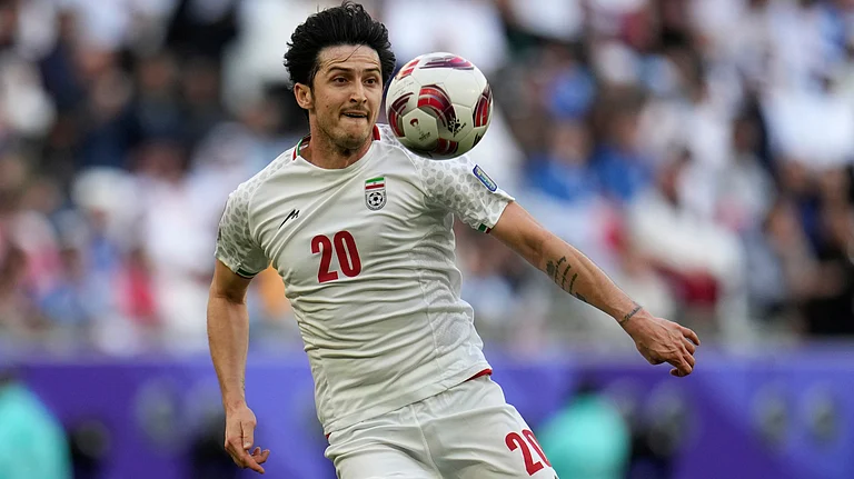 Iran's Sardar Azmoun controls the ball during the Asian Cup quarterfinal soccer match between Japan and Iran at Education City Stadium in Al Rayyan, Qatar, Saturday, Feb. 3, 2024. - | Photo: AP/Aijaz Rahi