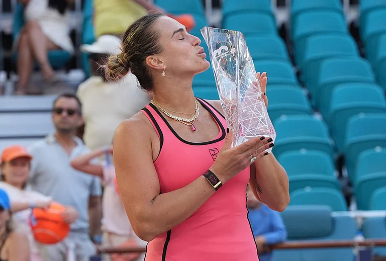 Aryna Sabalenka kisses the trophy after winning the women's singles final at the Miami Open tennis tournament in Miami Gardens, Florida. - | Photo: AP/Marta Lavandier