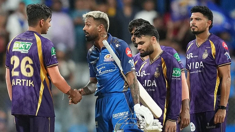 Mumbai Indians' captain Hardik Pandya, second left, shake hands with Kolkata Knight Riders' Kartik Tyagi after won the match during the Indian Premier League cricket match between Mumbai Indians and Kolkata Knight Riders in Mumbai. - | Photo: AP/Rafiq Maqbool