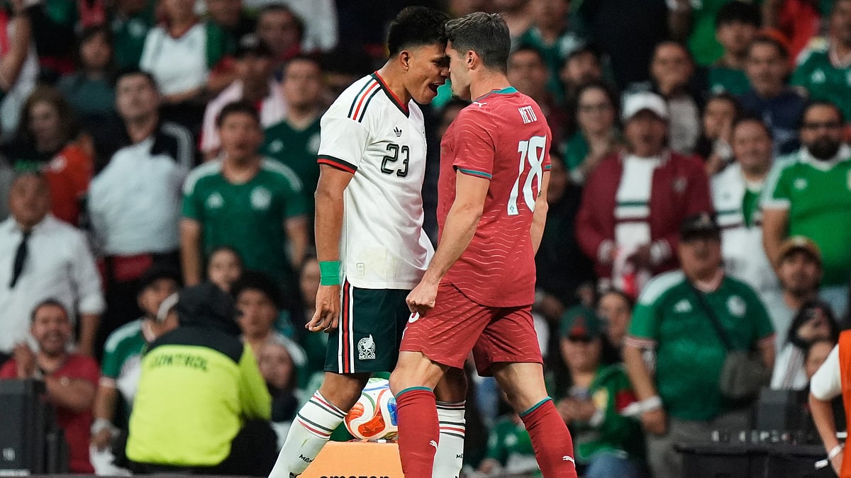 Mexico's Jesus Gallardo, left, argues with Portugal's Pedro Neto during the international friendly soccer match between Mexico and Portugal in Mexico City, Saturday, March 28, 2026. - | Photo: AP/Fernando Llano