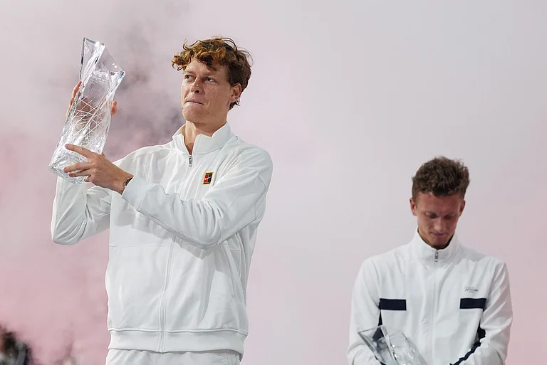 Jannik Sinner of Italy hoists the Butch Buchholz trophy after defeating Jiri Lehecka of the Czech Republic, right, in the men's singles final at the Miami Open tennis tournament in Miami Gardens, Florida. - | Photo: AP/Rebecca Blackwell