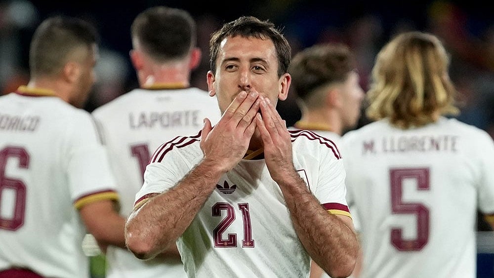 Spain's Mikel Oyarzabal celebrates after scoring his side's second goal during the international friendly soccer match between Spain and Serbia in Villarreal, Spain. - | Photo: AP/Alberto Saiz