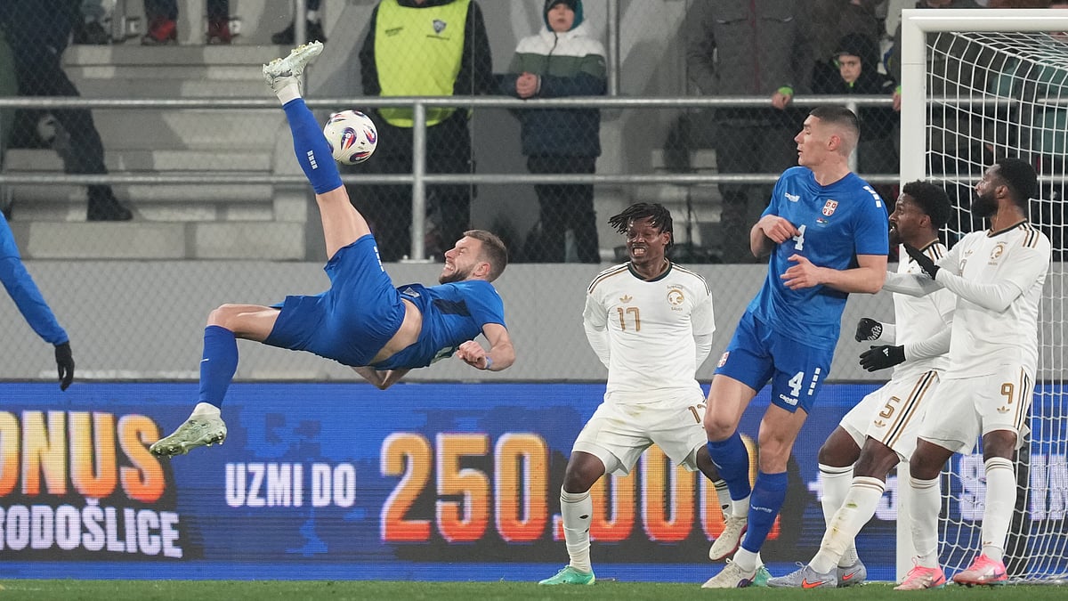 Serbia's Strahinja Pavlovic, left, scores his side's first goal during the international friendly soccer match between Serbia and Saudi Arabia in Backa Topola, Serbia, Tuesday, March 31, 2026.  - | Photo: AP/Darko Vojinovic