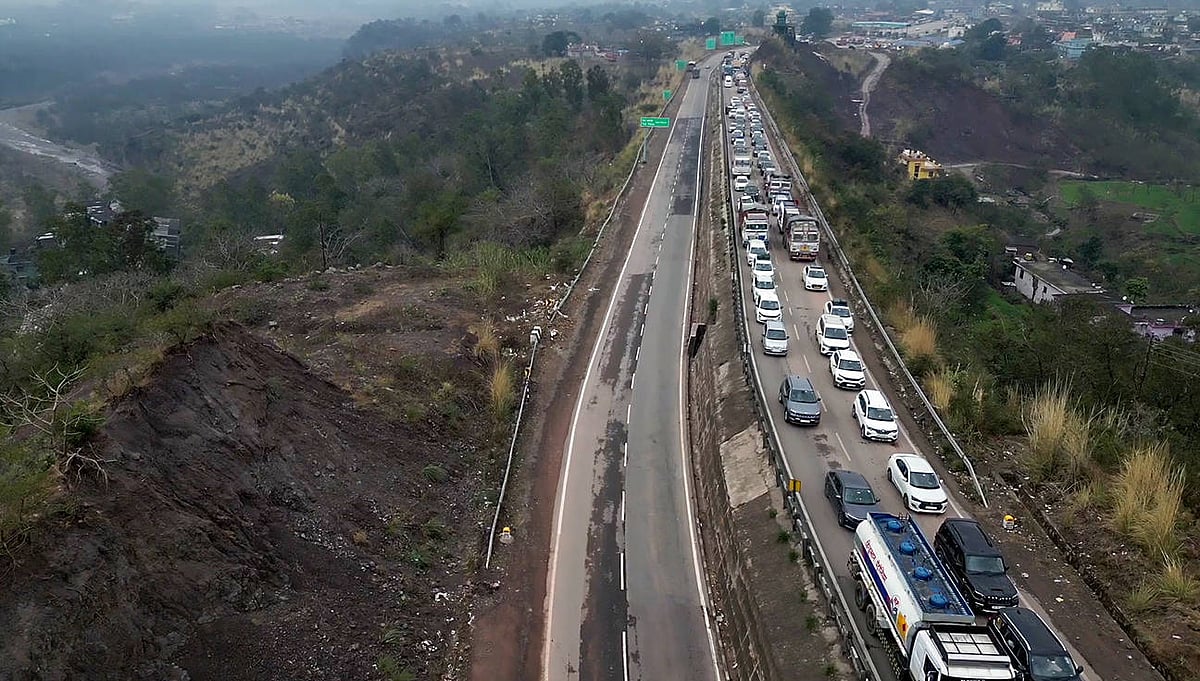 IMAGO / ANI News : An aerial view of Manali with a long queue of vehicles moving towards the Manali on the Chandigarh-Manali Highway, in Kullu, Himachal Pradesh. 