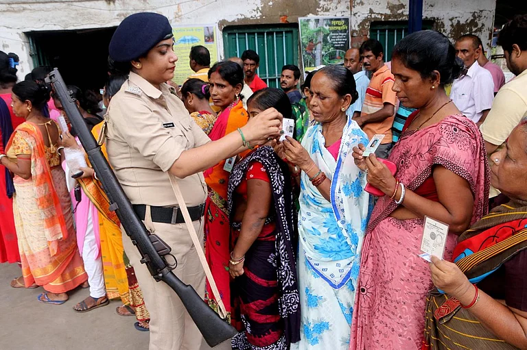 Women voters in Bengal line up for the 2023 Panchayat Polls - IMAGO / ABACAPRESS