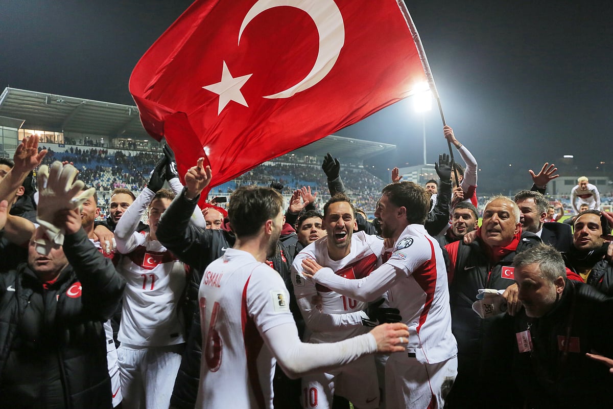 Turkey's players celebrate after winning the World Cup qualifying playoff final soccer match between Kosovo and Turkey in Pristina, Kosovo. - | Photo: AP/Visar Kryeziu