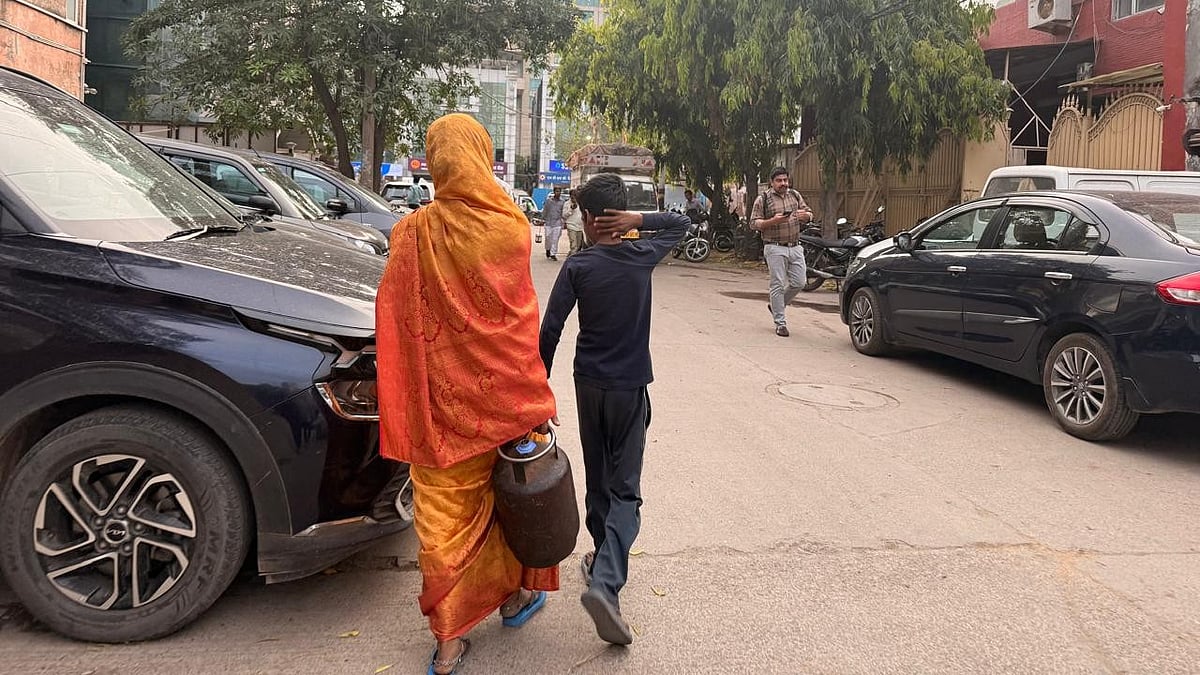 Photo: Mrinalini Dhyani : Those who once relied on informal local vendors to refill small cylinders for as little as Rs 90 per kilogram now find both supply and affordability slipping out of reach.