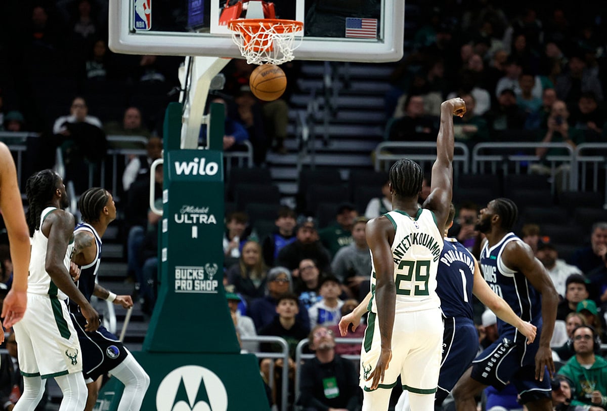 Milwaukee Bucks Vs Dallas Mavericks NBA game-Alex Antetokounmpo
