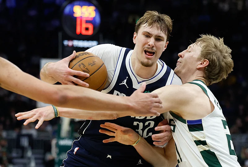 Milwaukee Bucks Vs Dallas Mavericks NBA game-Cooper Flagg