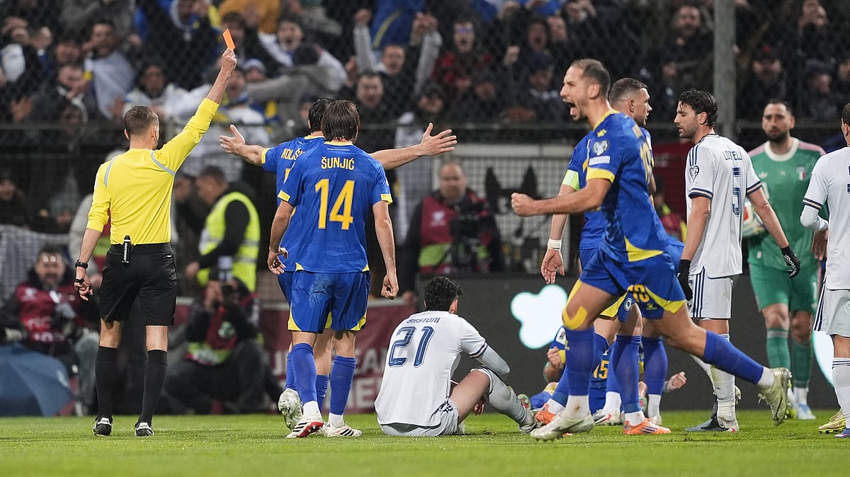 Referee Clement Turpin shows a red card to Italy's Alessandro Bastoni (21) during the World Cup qualifying playoff final soccer match between Bosnia and Italy in Zenica, Bosnia, Tuesday, March 31, 2026.  - | Photo: Fabio Ferrari/LaPresse via AP