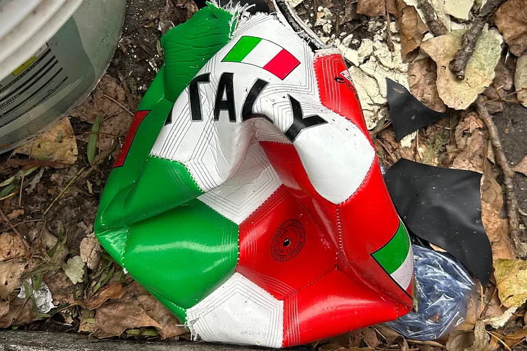A broken soccer ball is pictured on a street in Rome, Wednesday, April 1, 2026. - | Photo: AP/Gregorio Borgia