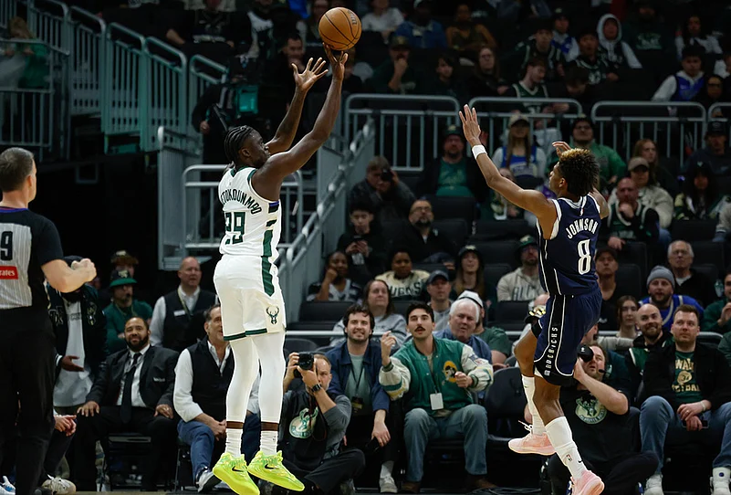 Milwaukee Bucks Vs Dallas Mavericks NBA game-Alex Antetokounmpo