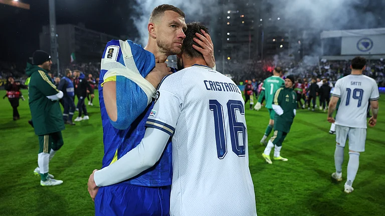 Bosnia's Edin Dzeko, left, greets Italy's Bryan Cristante after a penalty shootout during the World Cup qualifying playoff final soccer match between Bosnia and Italy in Zenica, Bosnia, Tuesday, March 31, 2026. - | Photo: AP/Armin Durgut