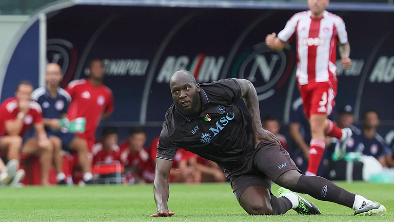 Napoli's Romelu Lukaku reacts after an injury during a friendly soccer match between Napoli and Olympiakos at the Teofilo Patini Stadium in Castel Di Sangro, Italy, Thursday, Aug. 14 , 2025. - | Photo: LaPresse/Alessandro Garofalo via AP