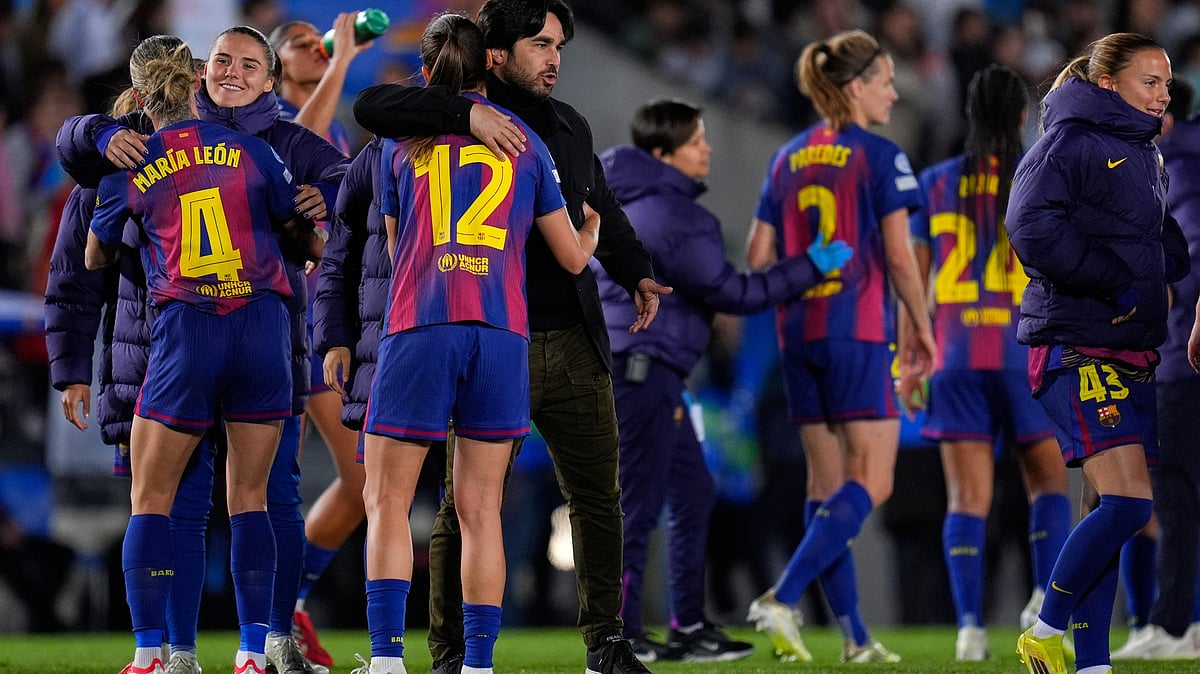 Barcelona's coach Pere Romeu greets his players after the women's Champions League quarterfinal first leg soccer match between Real Madrid and Barcelona in Madrid, Spain, Wednesday, March 25, 2026.  - | Photo: AP/Manu Fernandez