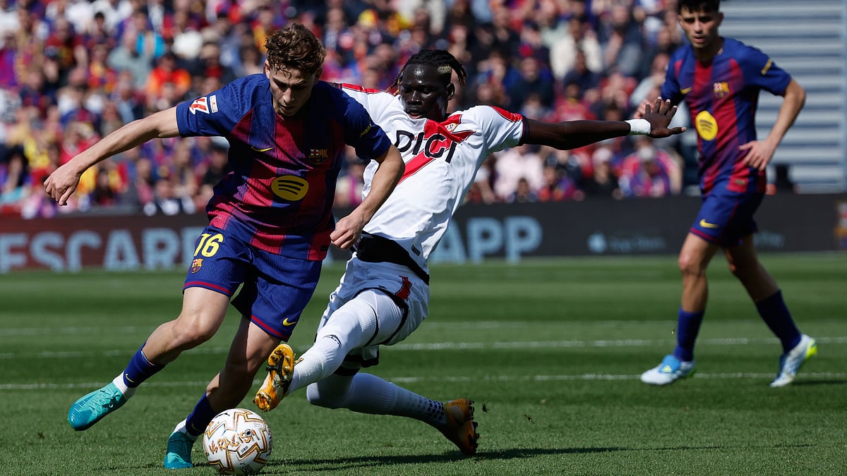 Rayo's Pathe Ciss tackles Barcelona's Fermin Lopez during a La Liga soccer match between Barcelona and Rayo Vallecano in Barcelona, Spain, Sunday, March 22, 2026. - | Photo: AP/Joan Monfort